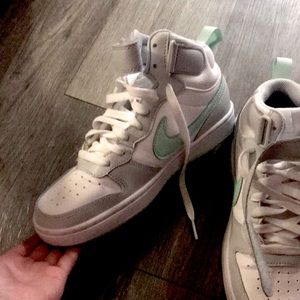 They are really nice shoes I didn’t like them so I’m selling them